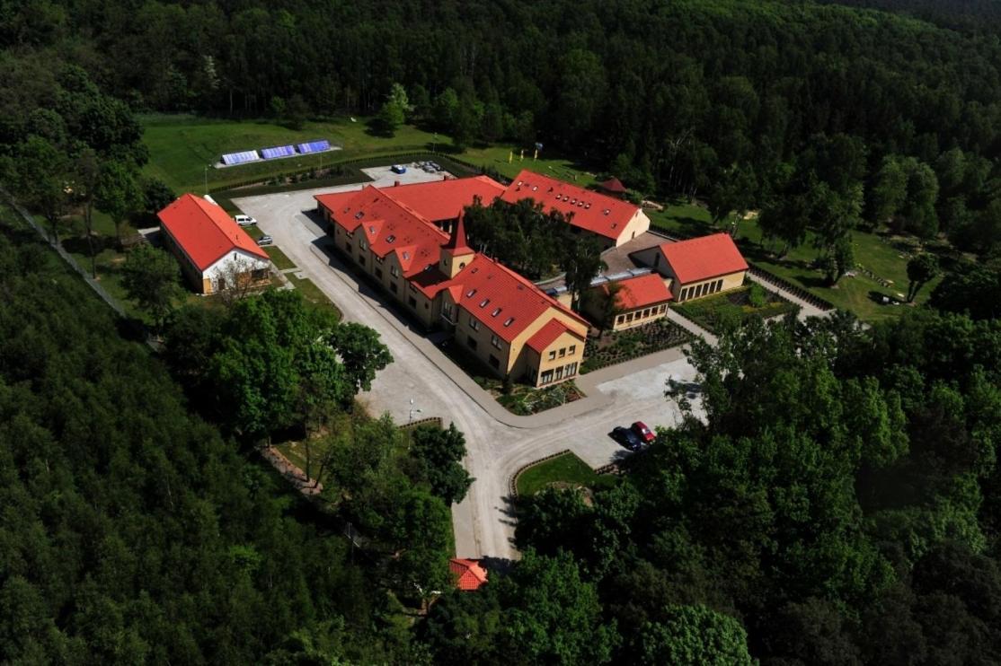 Uroczysko Porszewice - Osrodek Konferencyjno-Rekolekcyjny Hotel Pabianice Kültér fotó